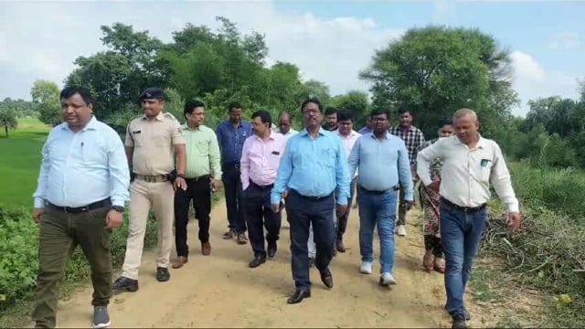 बाढ़ प्रबंधन योजना के तहत वरीय पदाधिकारी ने तटबंध का किया निरीक्षण