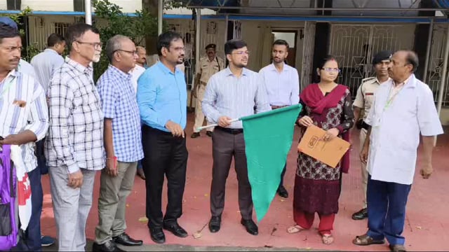 मोबाईल पशु चिकित्सा इकाई को जिलाधिकारी ने हरी झंडी दिखाकर किया रवाना