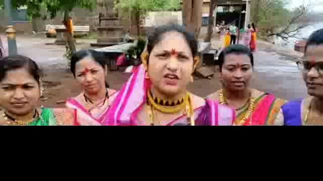 कोल्हापूर मध्ये पारंपरिक पद्ध तीने आज गौरी चे आगमन झाले महीलांनी मनोभावे पूजाअर्चा पंचगगेतीरी करून वाजतगाजत घरी आगमन.