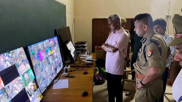 जन्माष्टमी पर्व को लेकर डी एम व एसएसपी ने किया सीसीटीवी कंट्रोल रूम का निरीक्षण अधीनस्थों को दिए दशा निर्देश