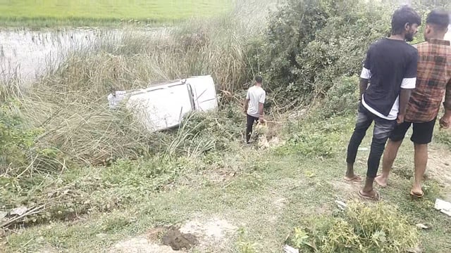 बाघराय थाना क्षेत्र के चौबरियन का पुरवा में शारदा सहायक नहर के बगल गड्ढे में गिरी बोलेरों तीन लोग सवार बाल बाल बचें