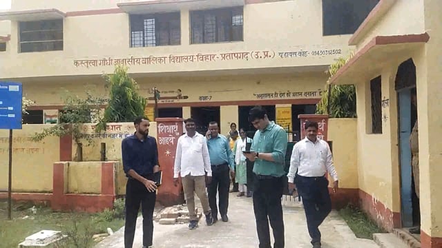 बीएसए ने बीआरसी सुन्दरगंज में की जांच और कस्तूरबा गांधी आवासीय विद्यालय का भी निरीक्षण कर दिये आवश्यक दिशा निर्देश,