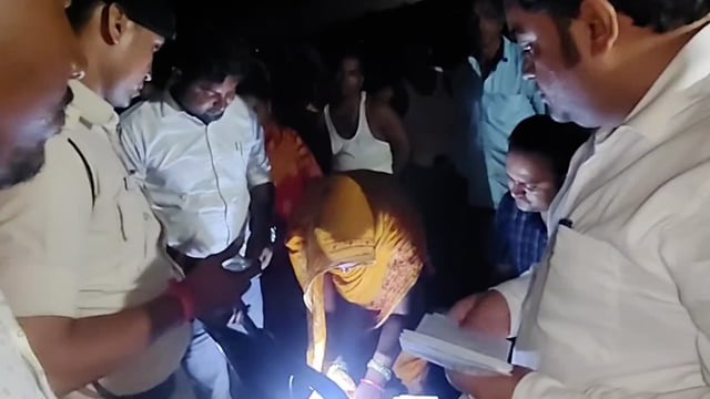  SDM अविनाश कुमार, SDPO राजकिशोर कुमार आनंदपुर थाना S I विपिन कुमार4 मृतकों के परिजन को दिया ₹4 -4 लाख का अनुग्रह चेक 