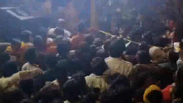 बरसाना में सुदामा चौक पर राधा रानी जन्म अभिषेक के समय कानून व्यवस्था के नाम पर पुलिस कर्मियों ने बरसाई लाठियां