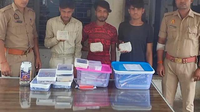 मथुरा पुलिस ने तीन नशे के कारोबारियों को हिरासत में लिया