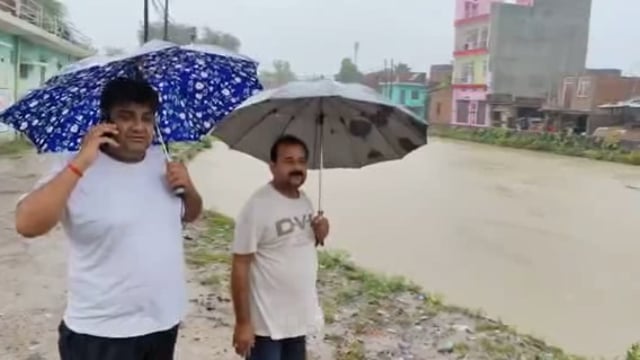 कोंच : 36 घंटे से लगातार हो रही बारिश से भारी जलभराव, लोगो को हो रही परेशानियां