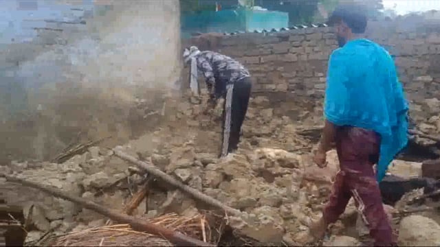 चोमुहा के गांव बसई बुजुर्ग में दीवार गिरने से 15 भेड़ बकरियों की हुई मौत मुआवजे की लगाई गुहार