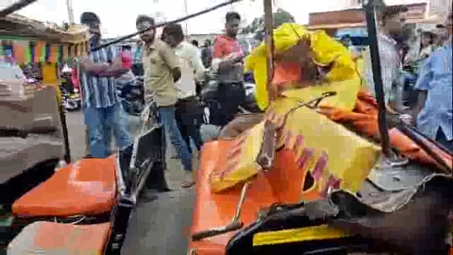 कला मंदिर समोर ऑटोला ट्रक्टरची धडक दोघे गंभीर जखमी