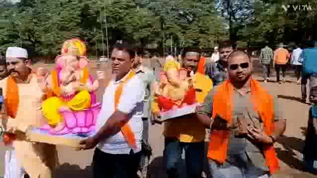 कुंड्यांमध्ये दान मुर्ती लाॅरीतुन काढुनी घेऊन परत विसर्जन करण्यात आले त्यावेळी श्रीगणेश भक्तानीही भक्तीमय वातावरणात विसर्जन केले