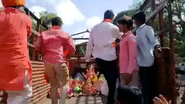 हिंदूत्ववादी नी कुंडामध्ये दान मुर्ती लाॅरीतुन काढुनी घेऊन परत विसर्जन करण्यात आले .तसेच इतर भक्तगण ही त्यावेळी श्रीगणेश  विसर्जन करण्यास सुरवात केली.