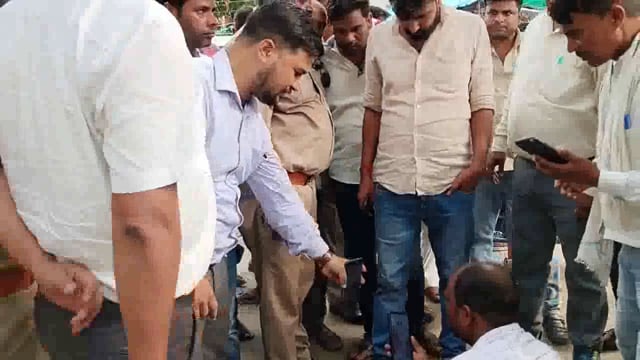 ब्रेकिंग....
आलापुर तहसील परिसर में दो पक्षो की जमीनी विवाद को लेकर चलता रहा हाई वोल्टेज ड्राम।