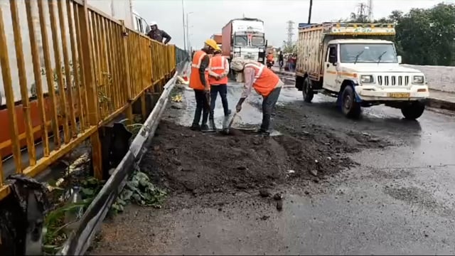 बारिश से धसा नरहोली पुल हाईवे पर लगा लंबा जाम