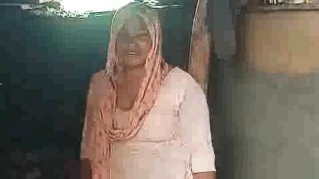 सुरीर के नगला सपेरा में विमुख जाती की महिला का दीवार गिरी नहीं है कोई समुचित रहने की व्यवस्था