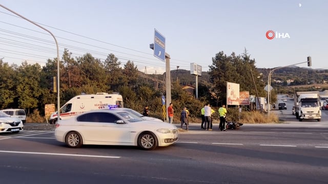 İki aracın arasından geçmek isteyen motosiklet yolcu minibüsüne çarptı