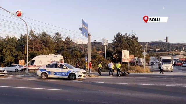 İki Aracın Arasından Geçmek İsteyen Motosiklet Yolcu Minibüsüne Çarptı