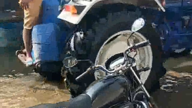 माट तहसील के पाराशर गांव में मूसलाधार बारिश के चलते सड़क व घरों में भरा पानी बीमारी फैलने का सता रहा है डर