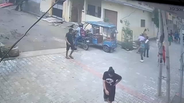 थाना हाईवे के ईटीवी नगर आकाश एंक्लेव में मिट्टी लेने को लेकर दो पड़ोसियों में जमकर चले लाठी ठंड्डे वीडियो वायरल