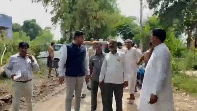 गांवो में जलभराव का निरीक्षण करने के लिए एसडीएम व सी मौके पर पहुंचे सिंचाई विभाग को पानी निकासी के दिए दिशा निर्देश