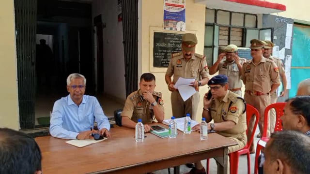 थाना छाता पर जिलाधिकारी महोदय की अध्यक्षता में थाना समाधान दिवस लगाया गया इस मौके पर वरिष्ठ पुलिस अधीक्षक मौजूद रहे