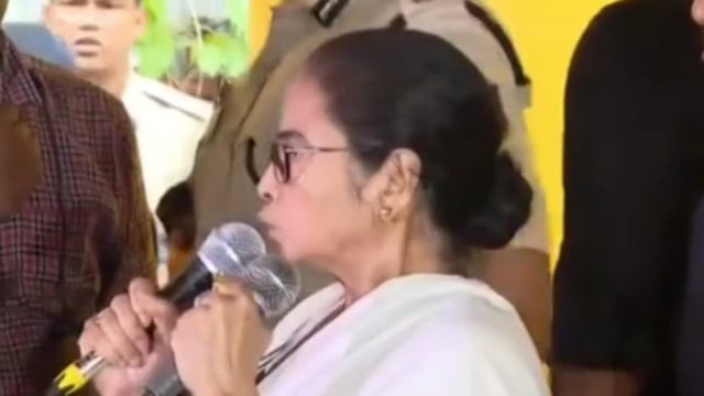 “আমি মুখ্যমন্ত্রী হিসেবে নই, আমি দিদি হিসেবে আপনাদের কাছে এসেছি।”

মাননীয় মুখ্যমন্ত্রী মমতা বন্দ্যোপাধ্যায় আন্দোলনরত জুনিয়র ডাক্তারদের জন্য “সমব্যথী” এবং “সমসাথি”‌।