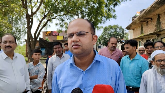 बलरामपुर श्रीदत्तगंज विकासखंड में महिला पंचायत सचिव का कार्य उनके पति द्वारा देखने के सवाल पर सुनिए क्या कहते हैं डीएम 