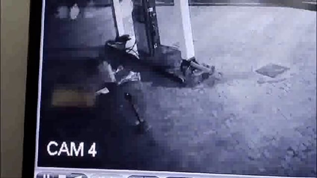 माट थाना क्षेत्र के आर डी पेट्रोल पंप पर बाइक सवारो ने सेल्समैन का मोबाइल चोरी किया सीसीटीवी में हुई घटना कैद