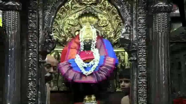 मेघालय चे राज्यपाल चंद्रशेखर एच विजयशंकर यांनी करवीर निवासिनी श्री अंबाबाईची मनोभावे आरती करून मंदिराचे पहिल्या मजल्यावरील मातृलिंगाचे दर्शन घेतले .