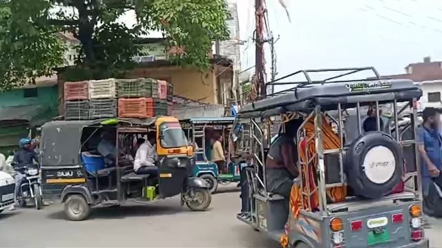 ब्रेकिंग बसखारी 
प्राइवेट बसों के आतंक से बसखारी चौराहा कराह रहा है।
पुलिसिंग व्यवस्था पूरी तरह ध्वस्त नजर आ रहा है। 
प्राइवेट बसों ने तो मानो कि चौराहे को अपना परमानेंट अड्डा बना लिया है। 
बस को चौराहे पर खड़ा करके ड्राइवर गोल पीछे भारी जाम।