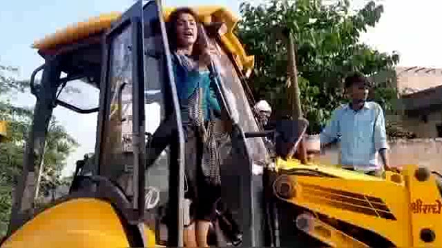 निर्माणाधीन मकान पर चला बुलडोजर महिला ने बुलडोजर पर चढ़कर कांटा हंगामा