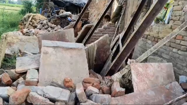 बारिश बंद होने के बाद भी जारी है बारिश का कहर नोहझील के देदेना में गिरा मकान