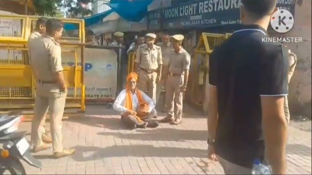 ताजमहल पर प्रदर्शन किया गया