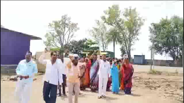 दारूबंदीसाठी सोमनाथपुर येथील महिलांनी ग्रामीण पोलीस स्टेशनला घातला घेराव,दारू बंद करण्याची केली मागणी