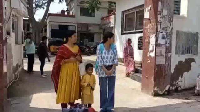 महिला पुलिस कर्मी ने वर्दी का रोब दिखाते हुए महिला श्रद्धालु को पीटा महिला ने आला अधिकारियों से लगाई गुहार