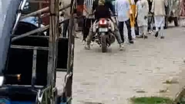 बाराफात जुलूस में फिलिस्तीनी झण्डा फहराया लगाए जिंदाबाद के नारे,सात नामजद बीस से पच्चीस अज्ञात पर मुकदमा दर्ज 


एसएचओ संग्रामगढ़ ने की कार्यवाही