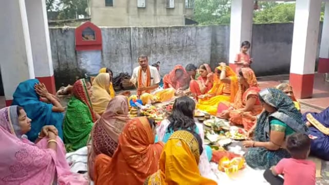 भैरोगंज बाजार के व्रतियों सामुहिक रूप से पुरोहित कौशल पाण्डेय द्वारा शिव मंदिर प्रांगण में विधिवत अनंत पूजन कर पर्व मनाई