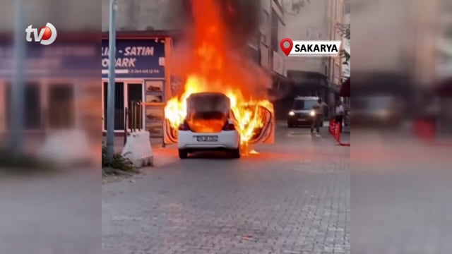 Park Halindeki Otomobil Alev Topuna Döndü Geriye Hurda Yığını Kaldı