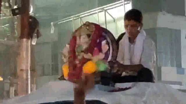 मथुरा डिपो कार्यशाला से प्राइवेट खड़ी बसों का सामान हुआ चोरी गाड़ी चालको ने काटा हंगामा