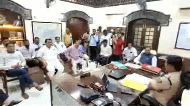 गणेश विसर्जन मिरवणुकीवर झालेल्या दगडफेकीच्या निषेधार्थ भाजप नेते डॉ.अनिल बोंडे यांचा पोलीस अधीक्षक कार्यालयात ठिया