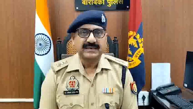 Barabanki Haidergarh Thana  Kshetra ke antargat Harpalpur Mein Mandir Parshad Mandir Parisar Mein Lage ped ko katwane Ke Do pakshon ke Vivad mein Apar police adhikshak doctor Akhilesh Narayan ki bite