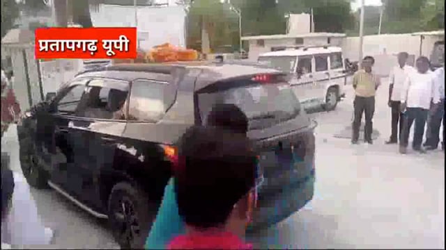 प्रतापगढ़: - SP सांसद प्रिया सरोज का प्रतापगढ़ में हुआ आगमन। लोगों ने किया माला फूल वा गीत से भव्य स्वागत