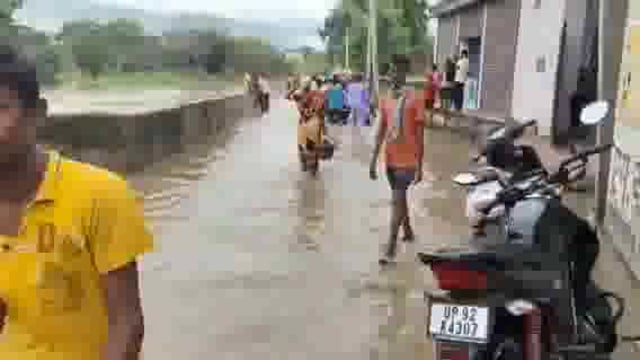 कोंच:मलंगा नाला उफान पर तीन मुहल्लों में घुसा पानी,विधायक सहित प्रशासन ने लिया जायजा