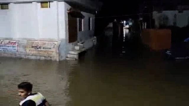 कोंच नगर के तीन मोहल्ले में आई बाढ़ के बाद पालिकाध्यक्ष ने बाढ़ पीड़ितों को वितरित की राहत सामग्री