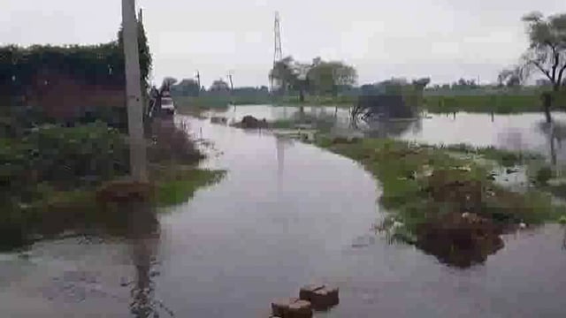 कोंच,बारिश के बाद बांध का पानी बना आफत, करई गांव पानी से घिरा 100 बीघा फसल नष्ट