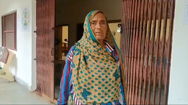 मकान व पेंशन की मांग लेकर डीएम कार्यालय पहुंची कटेला राया निवासी मुन्नी देवी