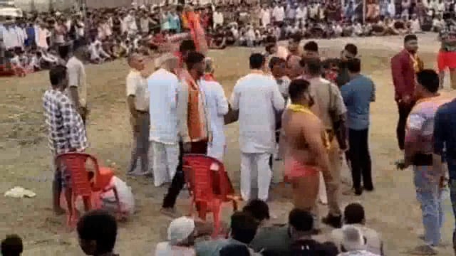 दाऊजी के विशाल दंगल में ब्रज केसरी सुभाष पहलवान का पटुका उड़ाकर किया गया स्वागत सम्मान