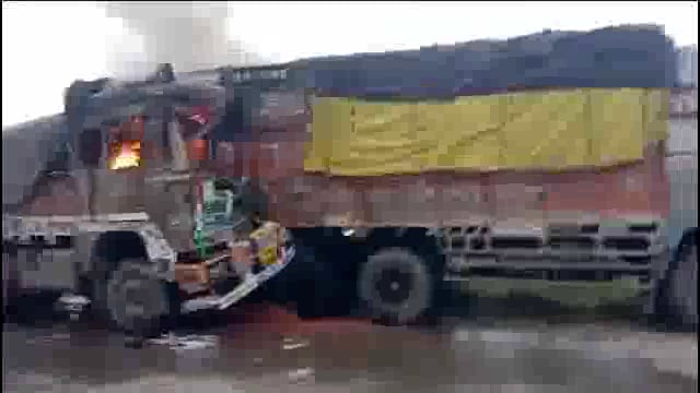 शेल्हाळ पाटी येथे ट्रकची उभ्या असलेल्या ट्रकला पाठीमागून धडक,ट्रकने घेतला पेट,सुदैवाने जीवित हानी टळली