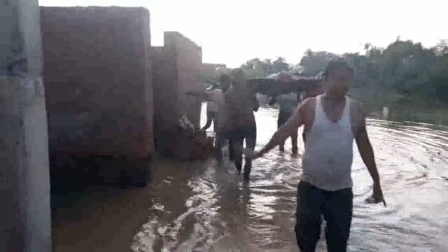 कोंच:बाढ़ के पानी मे चारपाई पर गर्भवती महिला को लिटाकर ले जाने का वीडियो आया सामने