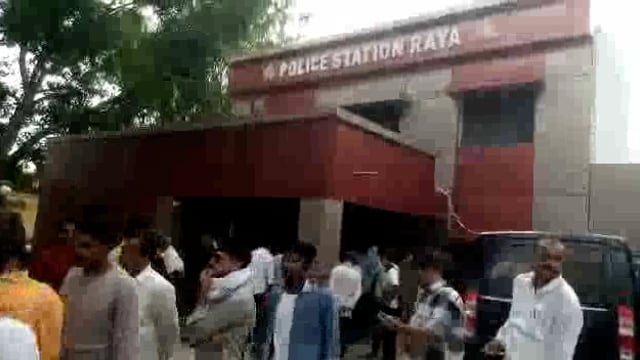 नहीं लगा लापता किशोरी का सुराग: हिंदूवादी संगठनों ने किया थाना राया का घेराव