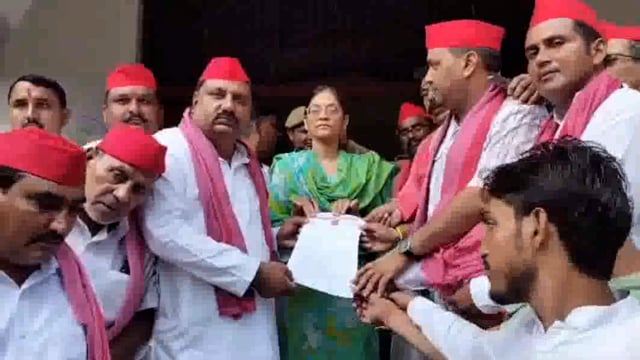 समाजवादी पार्टी के जिला अध्यक्ष ने किसानों की फसल बर्बादी को लेकर जिलाधिकारी को मुख्यमंत्री के नाम सोपा ज्ञापन