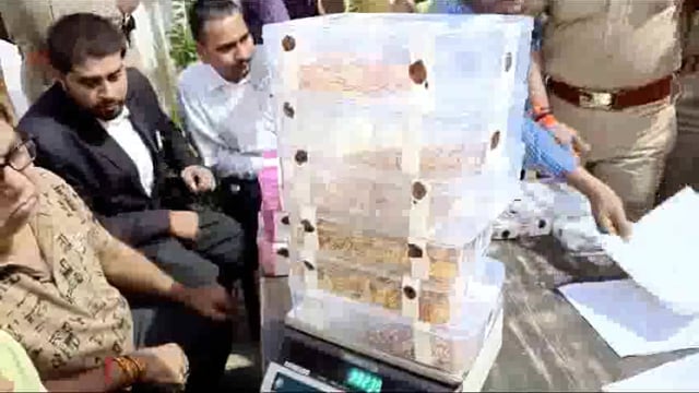 सुल्तानपुर- डकैती कांड: बरामद आभूषण थाने से रिलीज,मालिक ने वकील के साथ लिए कब्जे में।चौक स्थित भरत जी सोनी की दुकान में 